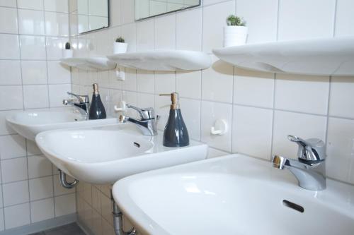 Phòng tắm tại Berg Blick Jugendherberge mit Privatzimmer