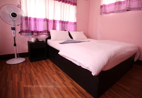 Postel nebo postele na pokoji v ubytování Mitra Garden Inn