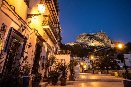 アリカンテにあるCueva con Vistaの山を背景とした夜の街道