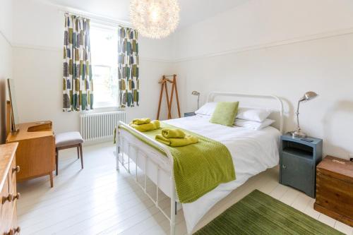 um quarto com uma cama com toalhas amarelas em Watermans em Aldeburgh