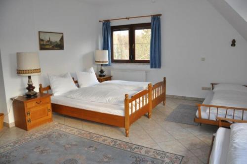 um quarto com 2 camas e uma janela em Ferienhaus Weber em Glashütte