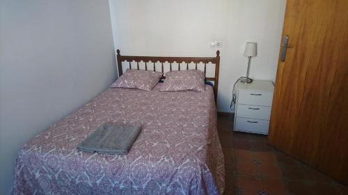 ムルシアにあるPalmar Planta Baja 50 por ciento dsctoのベッドルーム1室(紫色の毛布と枕付きのベッド1台付)