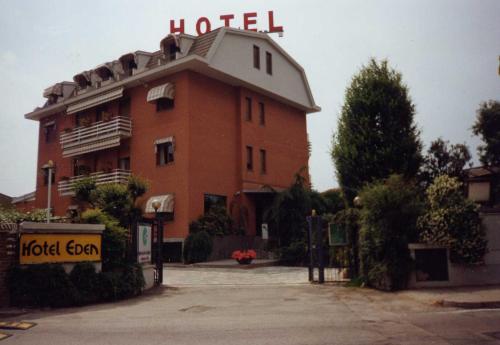 un bâtiment d'hôtel avec un panneau en haut dans l'établissement Hotel Eden, à Orbassano