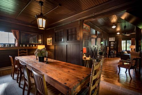 - une salle à manger avec une table et des chaises en bois dans l'établissement The Stables, à Kingston