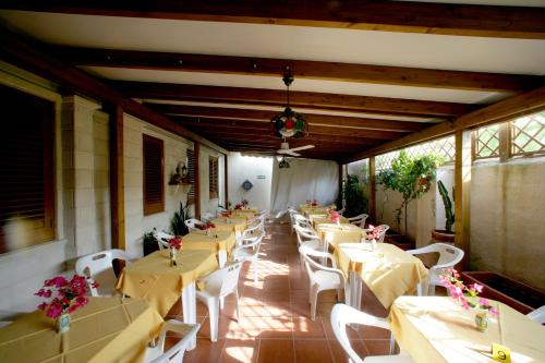 Albergo Bouganvilleにあるレストランまたは飲食店