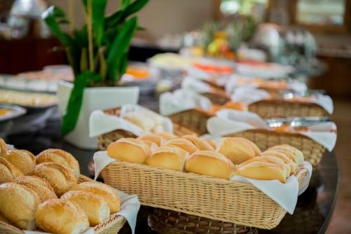 um monte de cestos cheios de pão numa mesa em Marulhos Resort by MAI em Porto de Galinhas