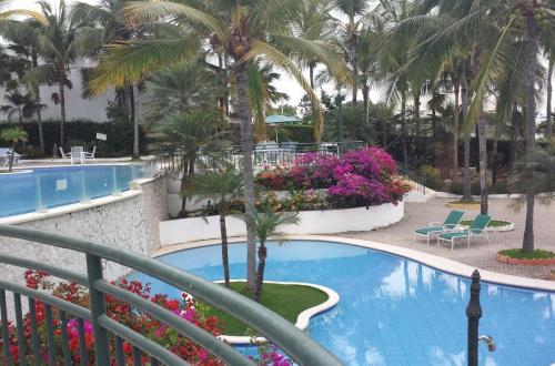 Blick auf den Pool in einem Resort in der Unterkunft Frente al mar Carabelas de Colon in Playas