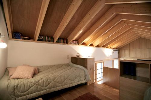 ヴィジツァにあるPelion Belvedere - The Modern Cottageの木製の天井の客室で、ベッドルーム1室(ベッド1台付)