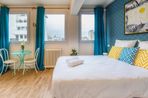 une chambre avec un grand lit et une table dans l'établissement WS Champs Elysées - Ponthieu, à Paris