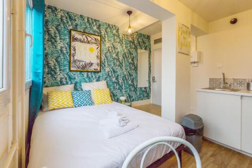 - une chambre dotée d'un lit avec un mur vert dans l'établissement WS Champs Elysées - Ponthieu, à Paris