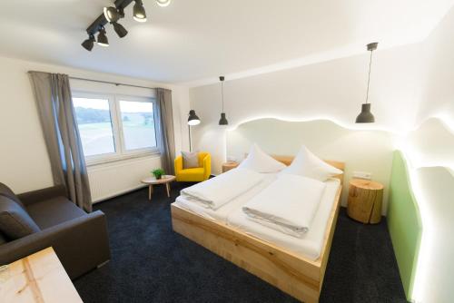 En eller flere senge i et værelse på Hotel Rhönhof