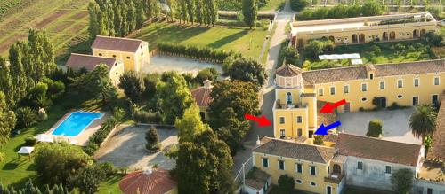 an aerial view of a house with two red arrows at Farmstay La Morella in Battipaglia