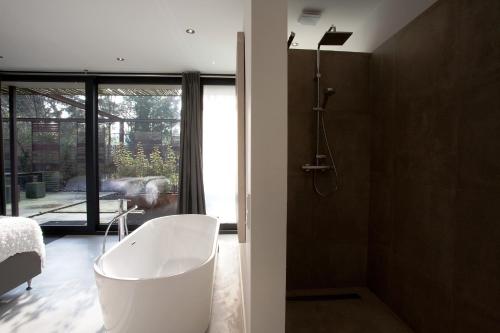 Ванна кімната в Stalen Boshuis