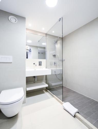 une salle de bain blanche avec des toilettes et un lavabo dans l'établissement Hotel Eurocentre 3* Toulouse Nord, à Castelnau-dʼEstrétefonds