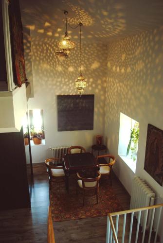 a dining room with a table and chairs at El Lacayo de Sestiello in Grado