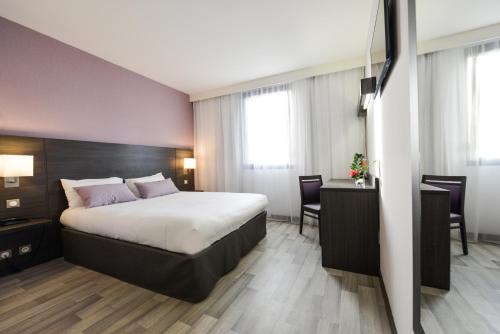 Postel nebo postele na pokoji v ubytování Hotel Eurocentre 3* Toulouse Nord