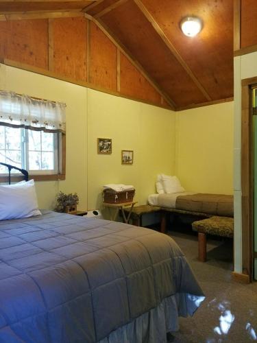 Ένα ή περισσότερα κρεβάτια σε δωμάτιο στο Exit Glacier Lodge