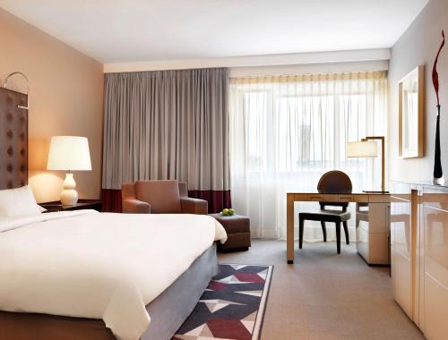 Uma cama ou camas num quarto em Hyatt Regency Köln