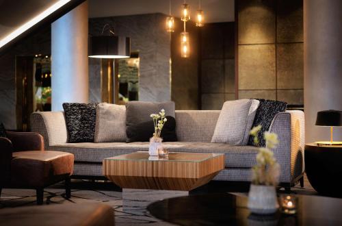 Uma área de estar em Hyatt Regency Köln