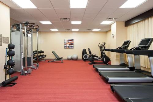 un gimnasio con máquinas de correr y una alfombra roja en Hyatt Place Champaign/Urbana en Champaign