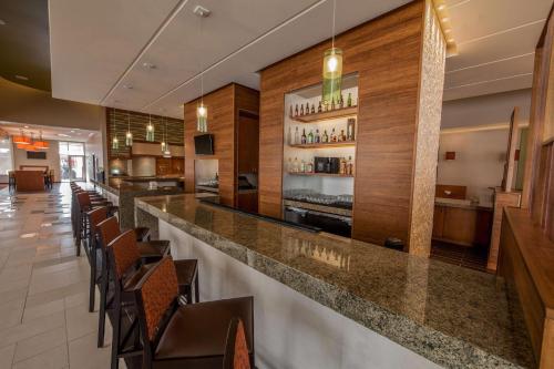 eine Bar in einem Restaurant mit braunen Stühlen in der Unterkunft Hyatt Place Tijuana in Tijuana