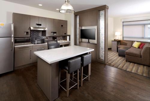 Η κουζίνα ή μικρή κουζίνα στο Hyatt House Pittsburgh Bloomfield Shadyside