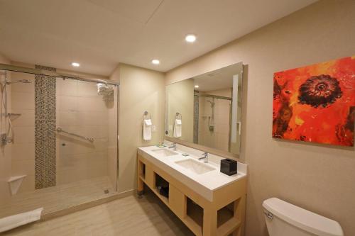 um banheiro com pia e chuveiro em Hyatt Place Tegucigalpa em Tegucigalpa
