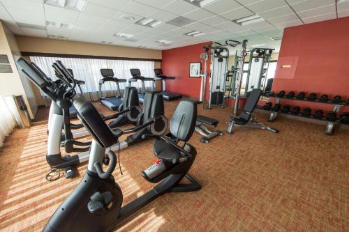 einen Fitnessraum mit mehreren Laufbändern und Crosstrainern in der Unterkunft Hyatt Place Tijuana in Tijuana