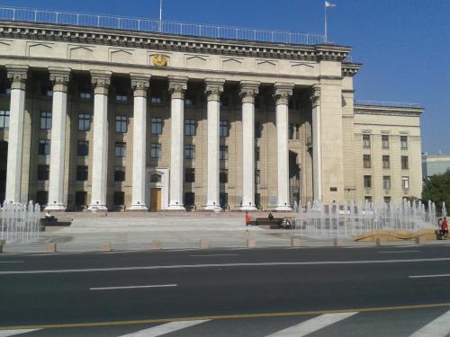 - un grand bâtiment avec des fontaines devant dans l'établissement Hostel64, à Almaty