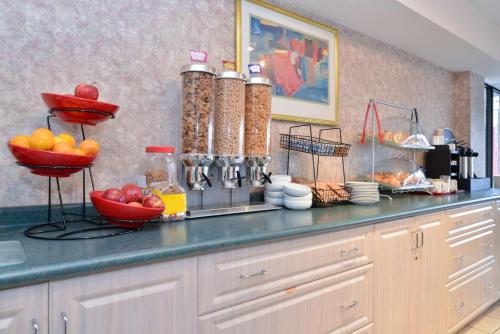 una cocina con una barra con tazones de fruta. en Lexington Inn & Suites-Windsor, en Windsor