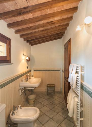 a bathroom with two sinks and two toilets at Pisa Holidays in Pisa