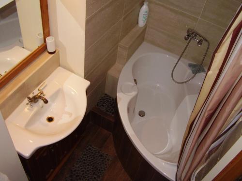 a bathroom with a sink and a tub next to a toilet at Ranczo w Dolinie Karpia - blisko "Energylandii" Zator in Spytkowice
