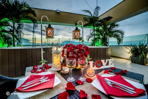 a table with red napkins and wine glasses at Hotel Titanium Plaza in Barrancabermeja