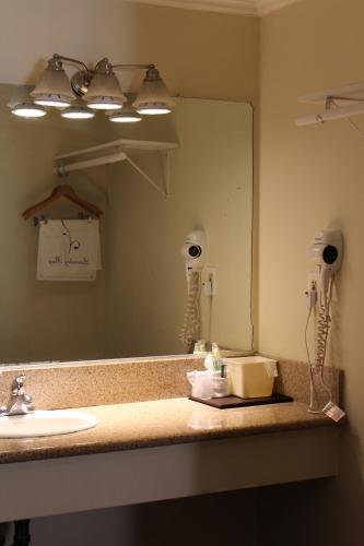 Phòng tắm tại Garden Inn San Gabriel