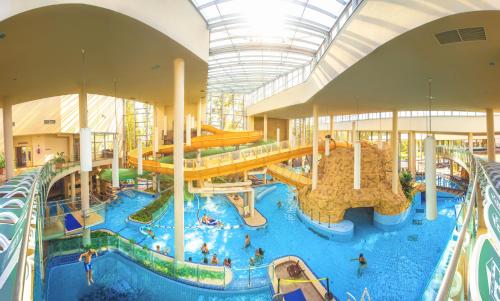 un gran parque acuático cubierto en un edificio en Komló Hotel Gyula en Gyula