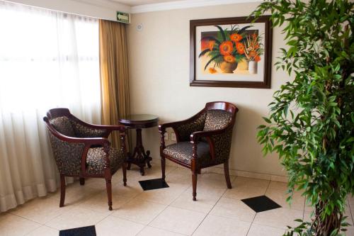 a waiting room with chairs and a table at Hotel Casino Plaza in Guadalajara