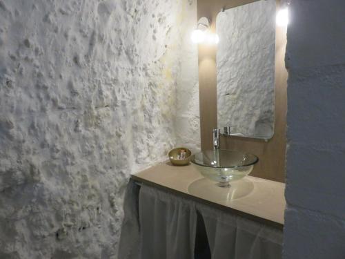 bagno con lavabo a ciotola e specchio di Gîte en Touraine a Luynes