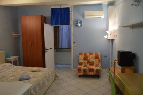 ボローニャにあるMonolocale porta San Vitaleのベッドルーム1室(ベッド1台、椅子1脚付)
