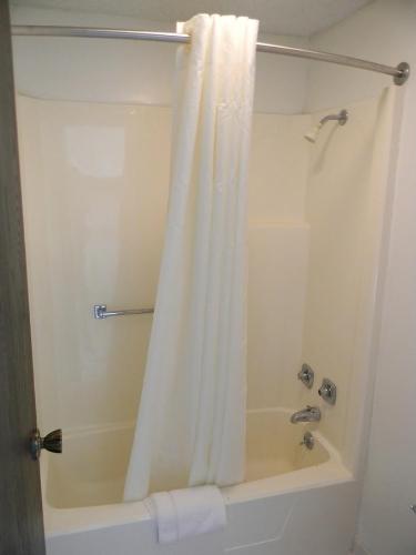 Ένα μπάνιο στο Americas Best Value Inn Heath-Newark