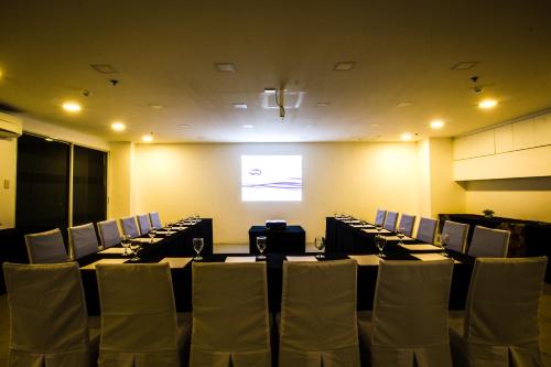 Zona business o sala de conferencias en Jade Hotel and Suites