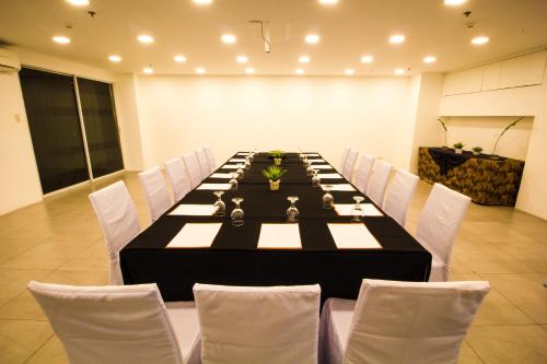 Zona business o sala de conferencias en Jade Hotel and Suites