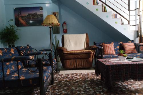 杜馬格特的住宿－柳Ç公寓，客厅配有沙发和椅子
