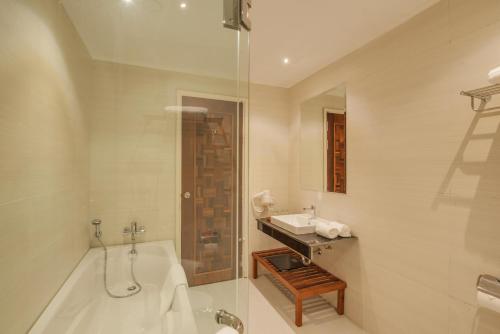 Koupelna v ubytování Sokha Palace Siem Reap Hotel