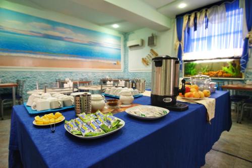 una mesa azul con platos de comida. en Kontinent Hotel, en Anapa