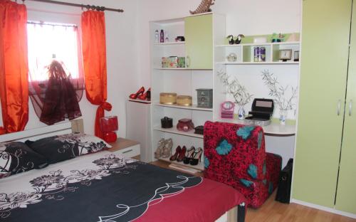 Ένα ή περισσότερα κρεβάτια σε δωμάτιο στο Ema Holiday Home