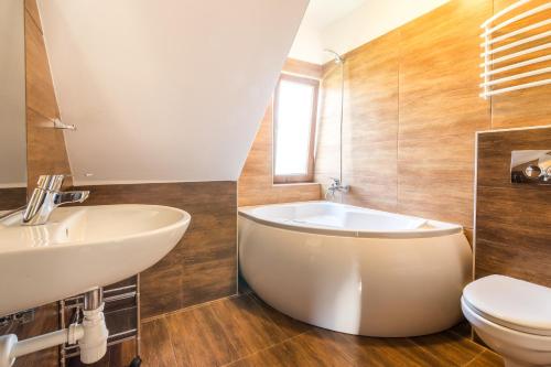 クリニツァ・モルスカにあるAmeliaのバスルーム(バスタブ、トイレ、シンク付)
