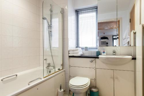ロンドンにあるModern Central Apartmentのバスルーム(トイレ、洗面台、シャワー付)