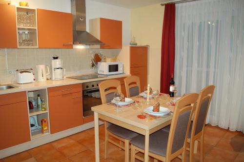 ツィングストにあるZum Sonnenuntergangのキッチン(テーブル、椅子、電子レンジ付)