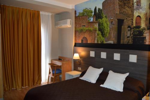 Llit o llits en una habitació de Hotel Ciutadella