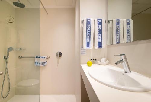ポルト・ダ・ポリェンサにあるApartamentos Miramar 1のバスルーム(シンク、シャワー付)